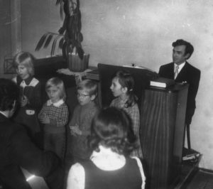 80-te roky - služba najmenších - za kazateľňou br. Juraj Kohút